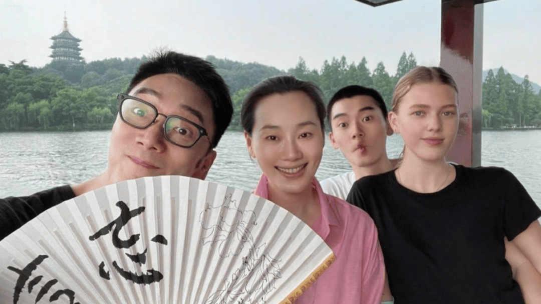 原创 林依轮携老婆走机场,老婆村姑打扮难掩贵妇范,老年还拥抱好腻歪