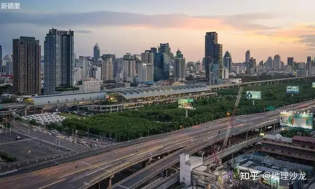 印度异常高温天气,导致新德里北部巴尔斯瓦垃圾填埋场持续燃烧