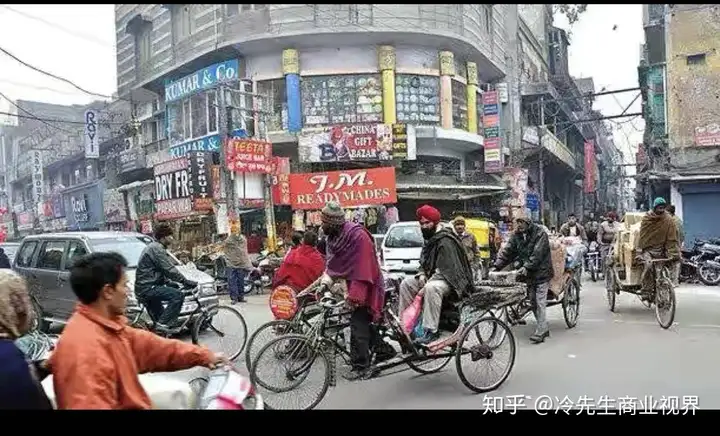 喝恒河水治病、左手不能吃饭、用牛粪制药,印度还有多少奇葩事?