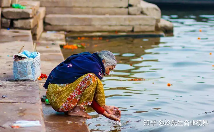 喝恒河水治病、左手不能吃饭、用牛粪制药,印度还有多少奇葩事?
