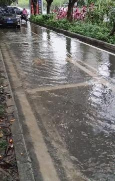紧急!深圳刚刚发布暴雨红色预警,这些学校停课!部分列车停运…