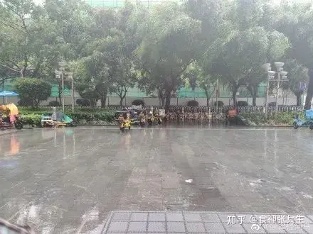 紧急!深圳刚刚发布暴雨红色预警,这些学校停课!部分列车停运…