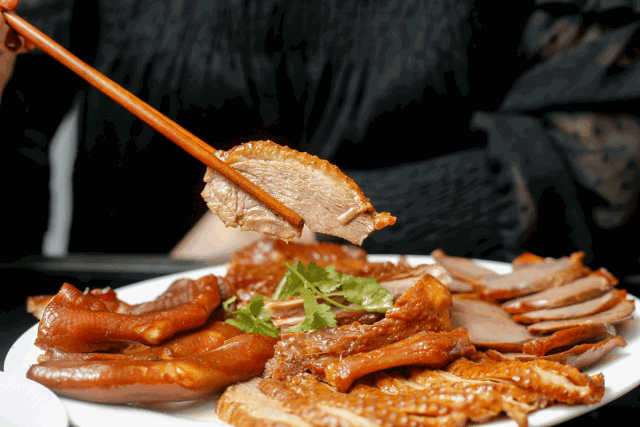 打败顺德,被陈晓卿称为“中国美食孤岛”,海鲜粥鲜到眉毛,人均¥50+生腌吃嗨!