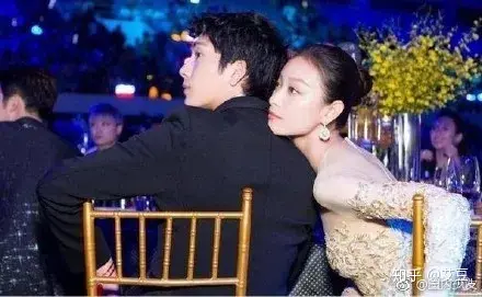 一直被质疑假恋爱的倪妮和井柏然真分手了,据说是因为胡歌?