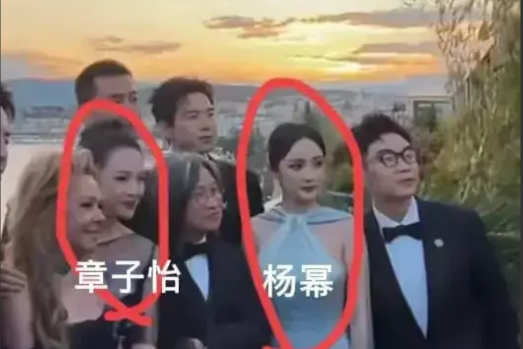 杨幂疑似抢C位,拍照时把章子怡挤到小角落,却被狠狠教训了一顿