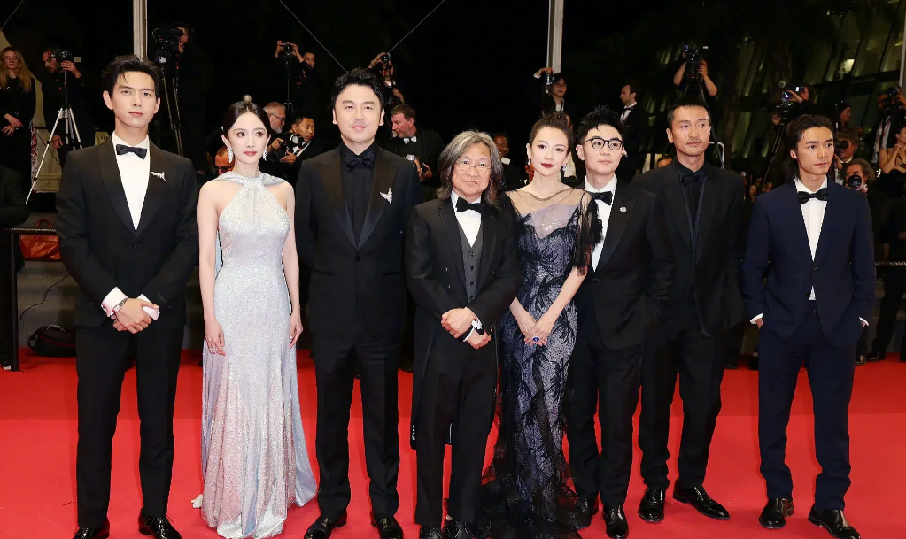 杨幂疑似抢C位,拍照时把章子怡挤到小角落,却被狠狠教训了一顿