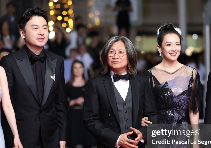 杨幂疑似抢C位,拍照时把章子怡挤到小角落,却被狠狠教训了一顿