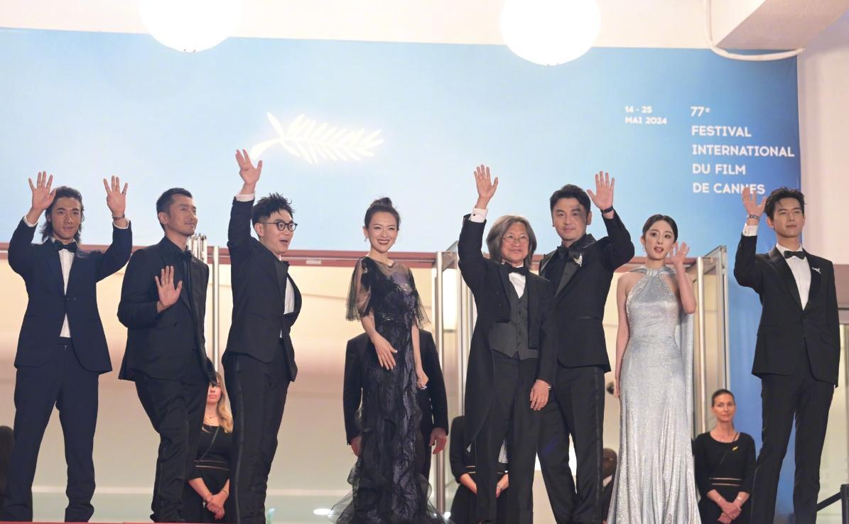 杨幂疑似抢C位,拍照时把章子怡挤到小角落,却被狠狠教训了一顿