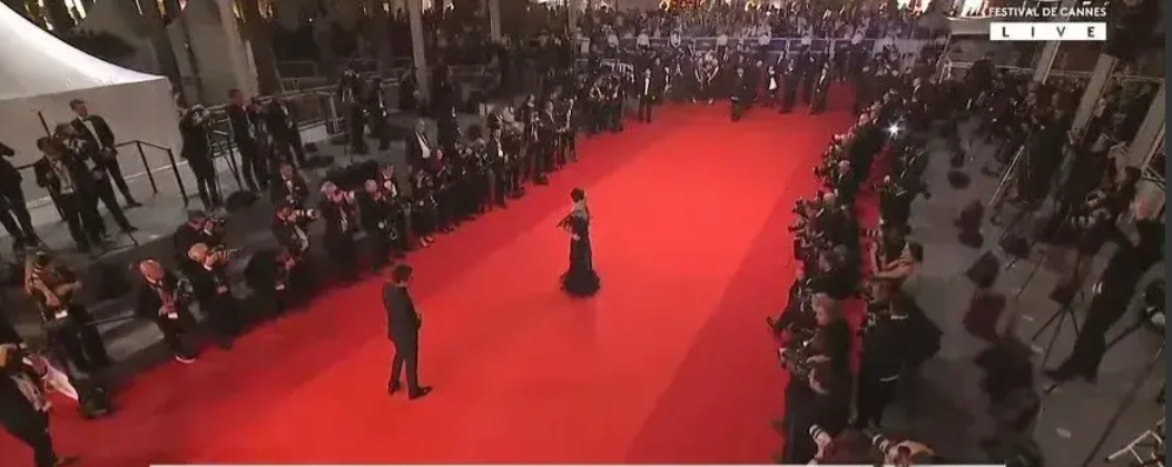 杨幂疑似抢C位,拍照时把章子怡挤到小角落,却被狠狠教训了一顿