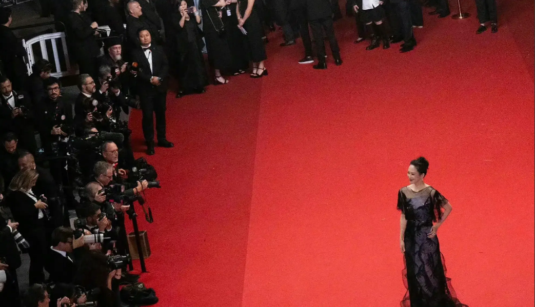 杨幂疑似抢C位,拍照时把章子怡挤到小角落,却被狠狠教训了一顿