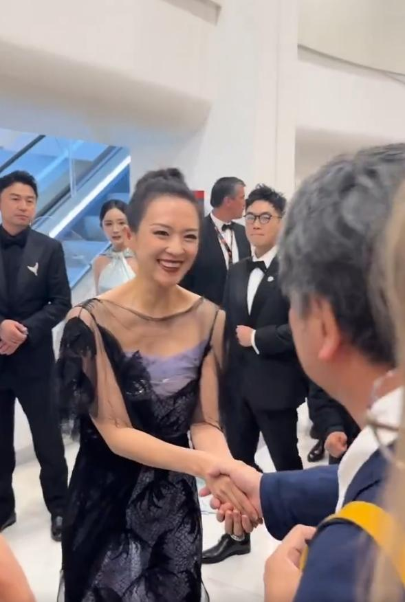 杨幂疑似抢C位,拍照时把章子怡挤到小角落,却被狠狠教训了一顿