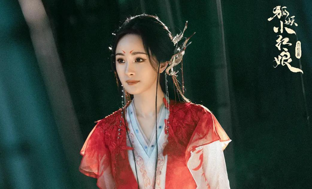 杨幂疑似抢C位,拍照时把章子怡挤到小角落,却被狠狠教训了一顿