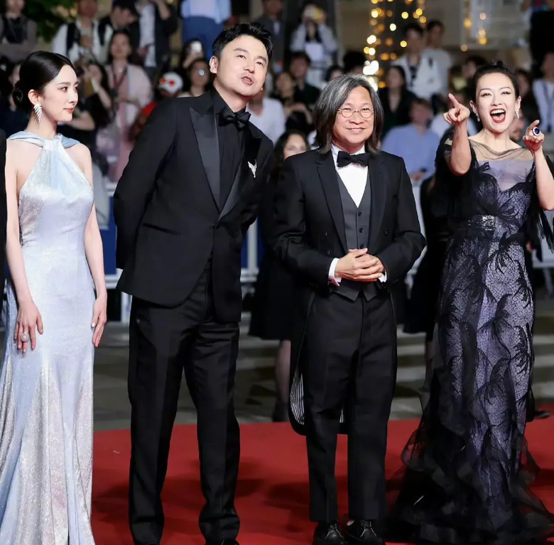 杨幂疑似抢C位,拍照时把章子怡挤到小角落,却被狠狠教训了一顿