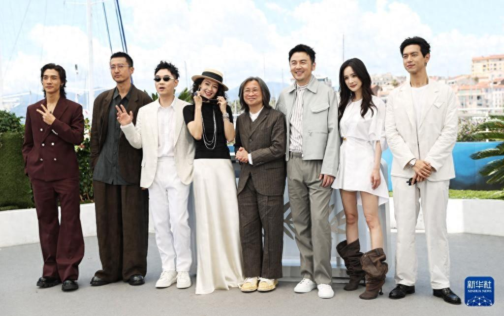 杨幂疑似抢C位,拍照时把章子怡挤到小角落,却被狠狠教训了一顿