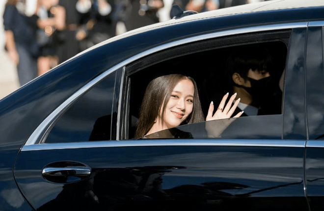 章子怡排队坐角落,一场时装周让人看到国外品牌对中国女星的轻视