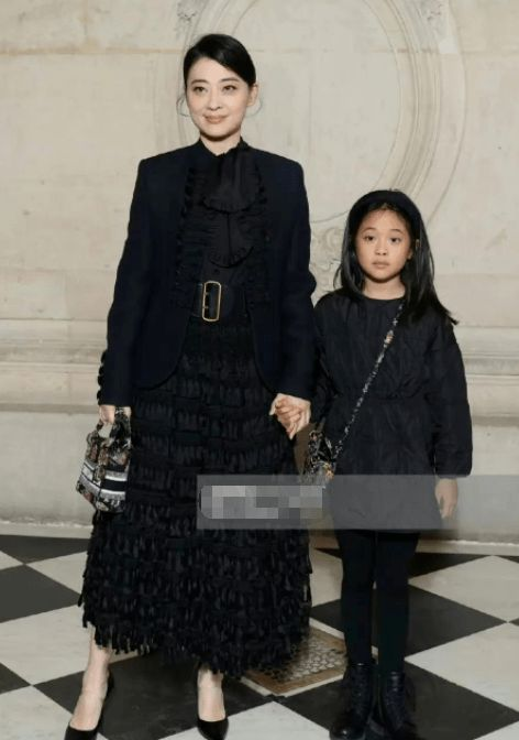 章子怡排队坐角落,一场时装周让人看到国外品牌对中国女星的轻视