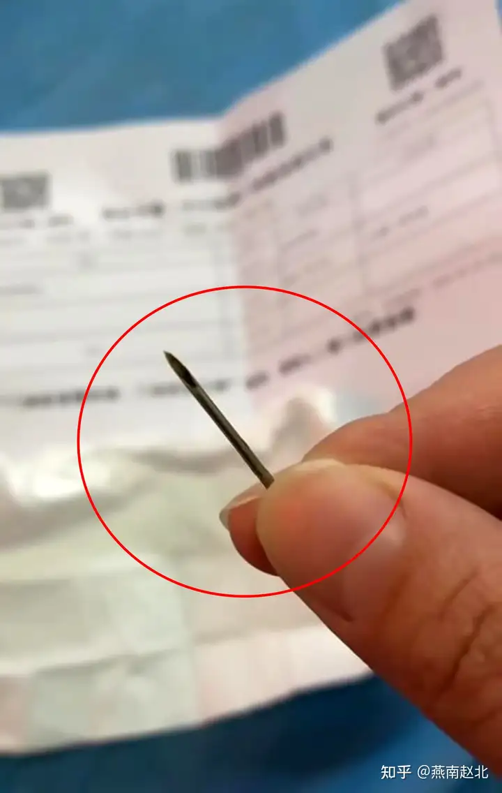 保定一男子猪肉中吃出3厘米长针头,嘴被扎伤连夜就医,该咋赔?