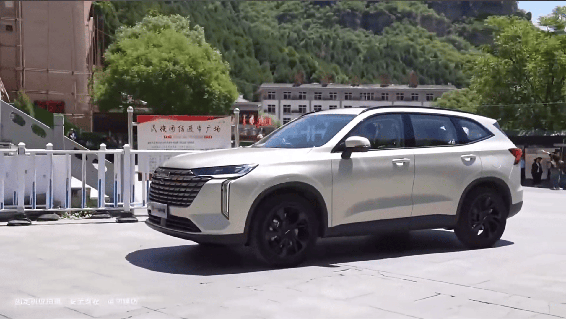 魏建军再次开启直播 驾驶新一代哈弗H6游保定