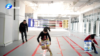 爸爸陪小姐妹“打拳击”,全程太有爱,太励志了