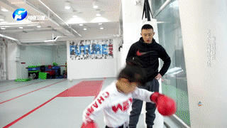 爸爸陪小姐妹“打拳击”,全程太有爱,太励志了