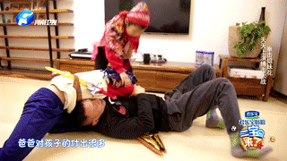 爸爸陪小姐妹“打拳击”,全程太有爱,太励志了