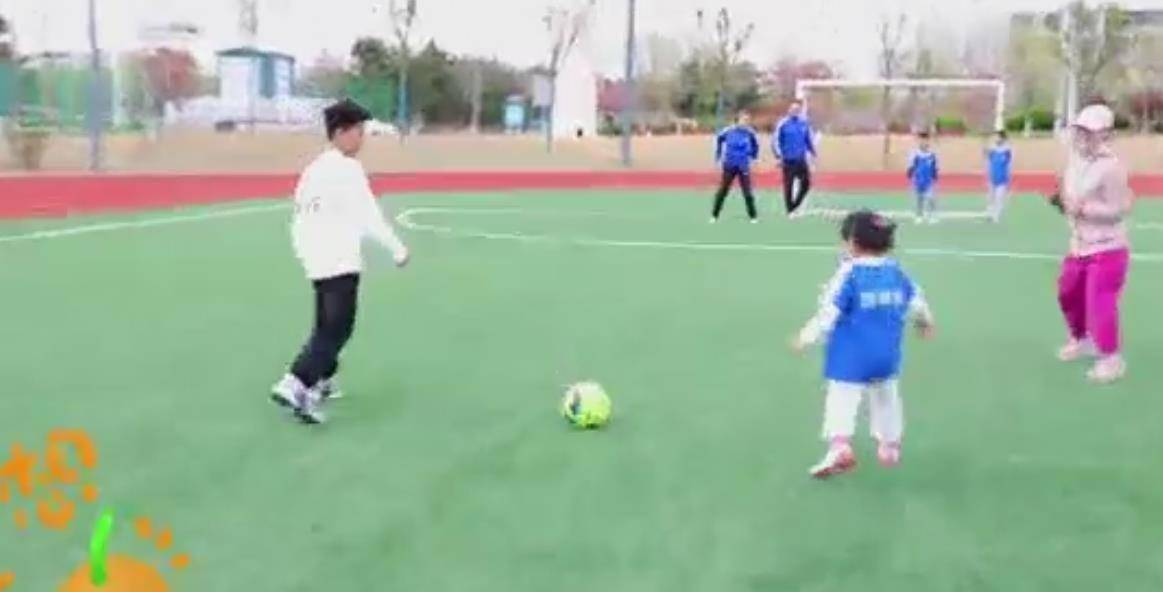 原创 冠军王楠为6岁女儿庆生!生日趴办成运动会,11岁儿子长相帅气