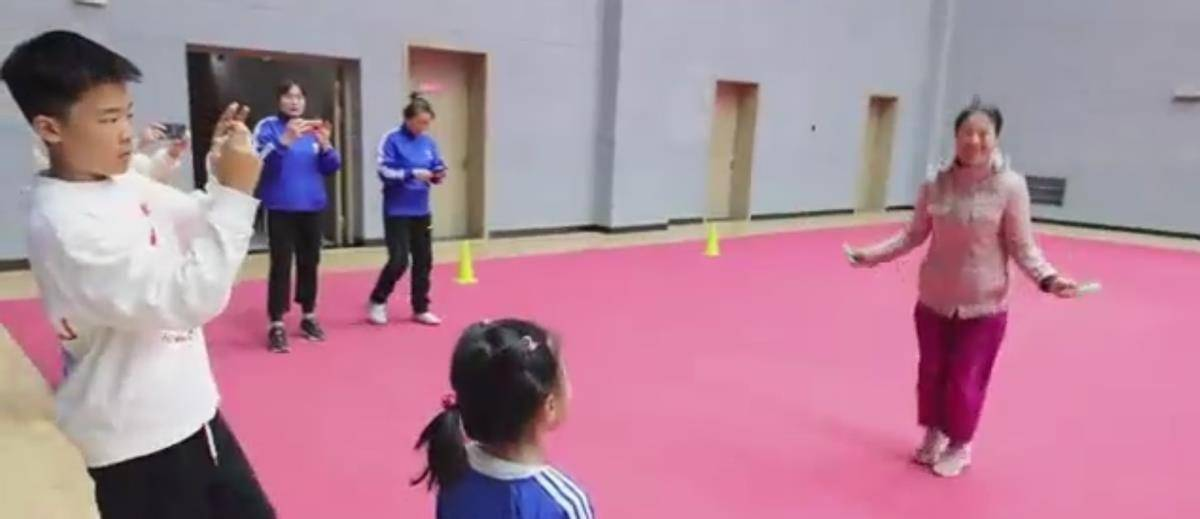 原创 冠军王楠为6岁女儿庆生!生日趴办成运动会,11岁儿子长相帅气