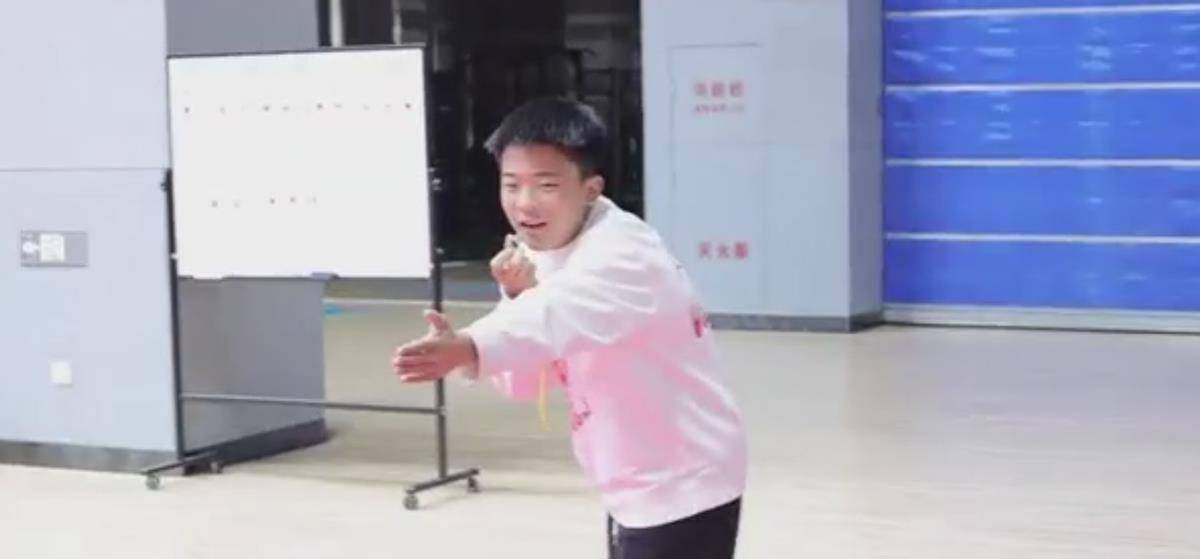 原创 冠军王楠为6岁女儿庆生!生日趴办成运动会,11岁儿子长相帅气