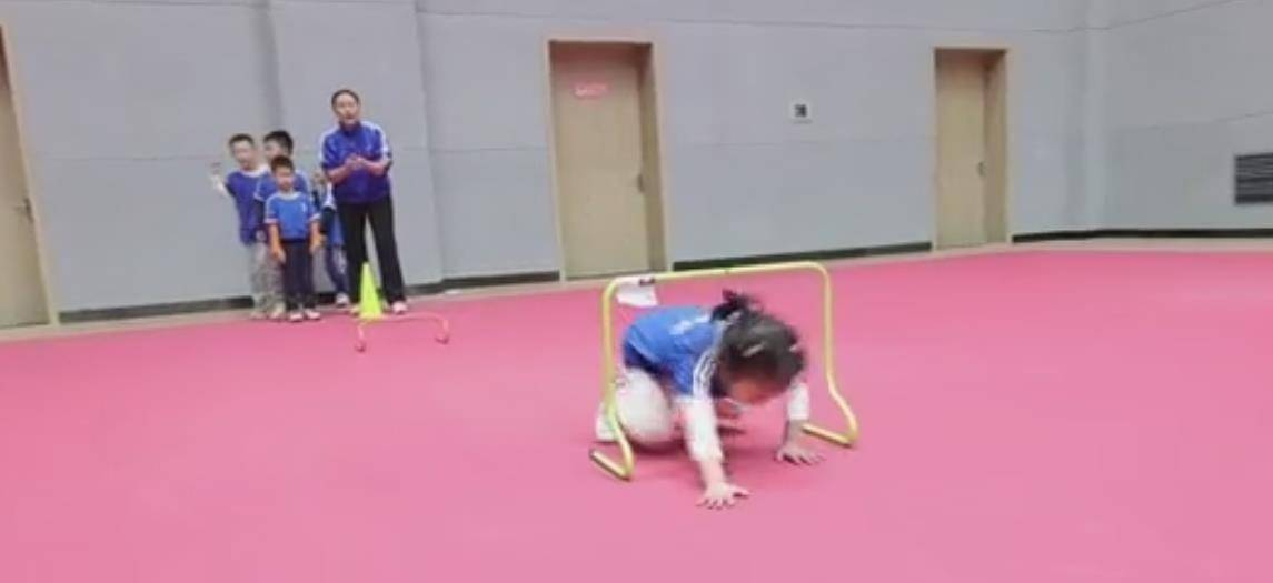 原创 冠军王楠为6岁女儿庆生!生日趴办成运动会,11岁儿子长相帅气