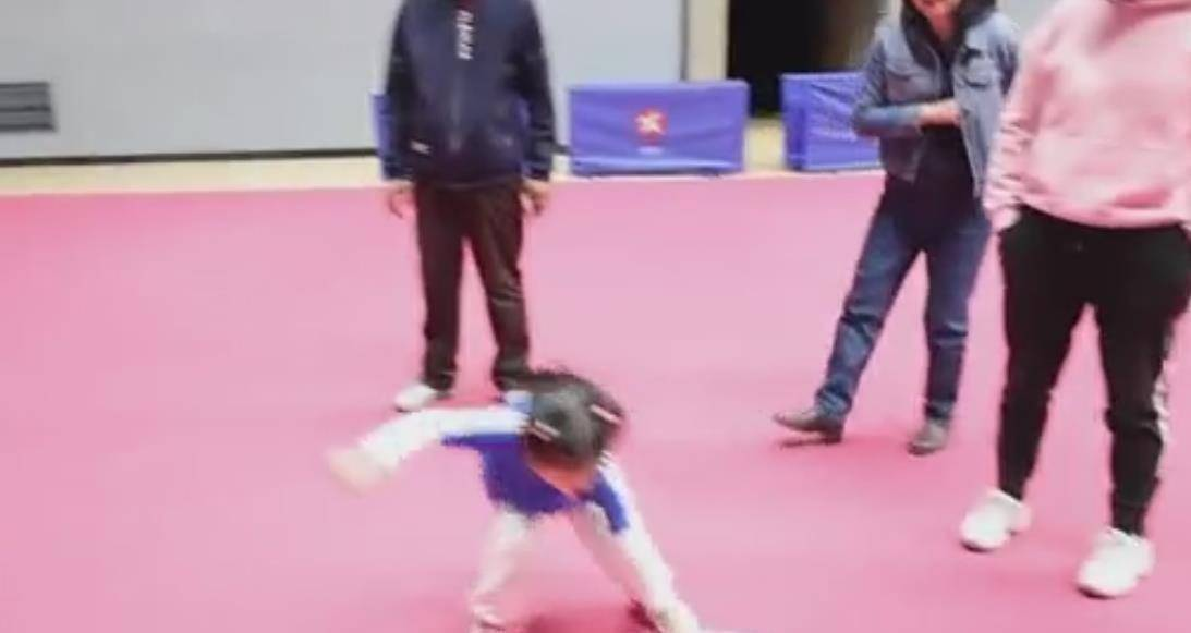 原创 冠军王楠为6岁女儿庆生!生日趴办成运动会,11岁儿子长相帅气