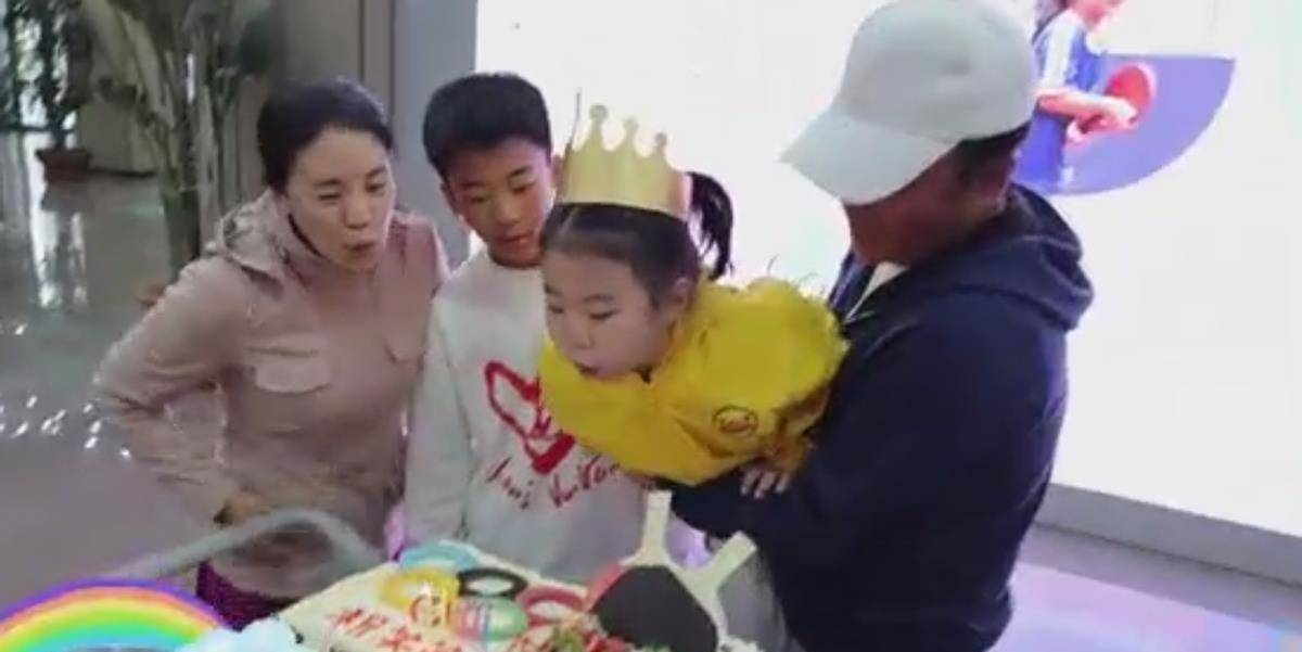 原创 冠军王楠为6岁女儿庆生!生日趴办成运动会,11岁儿子长相帅气
