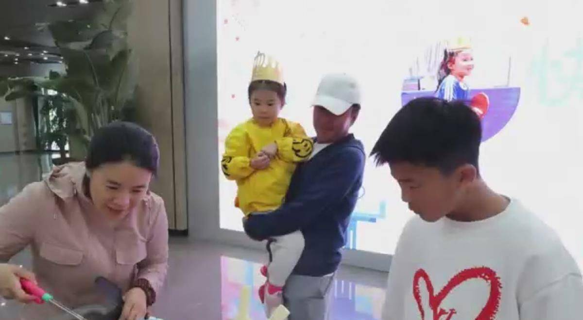 原创 冠军王楠为6岁女儿庆生!生日趴办成运动会,11岁儿子长相帅气