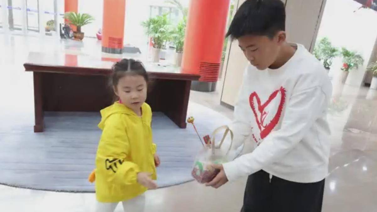 原创 冠军王楠为6岁女儿庆生!生日趴办成运动会,11岁儿子长相帅气