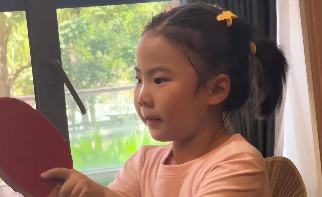 原创 冠军王楠为6岁女儿庆生!生日趴办成运动会,11岁儿子长相帅气