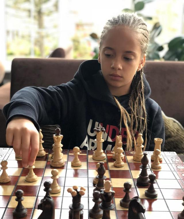 父亲是健身教练其10岁小女儿迷上拳击 33胜0负