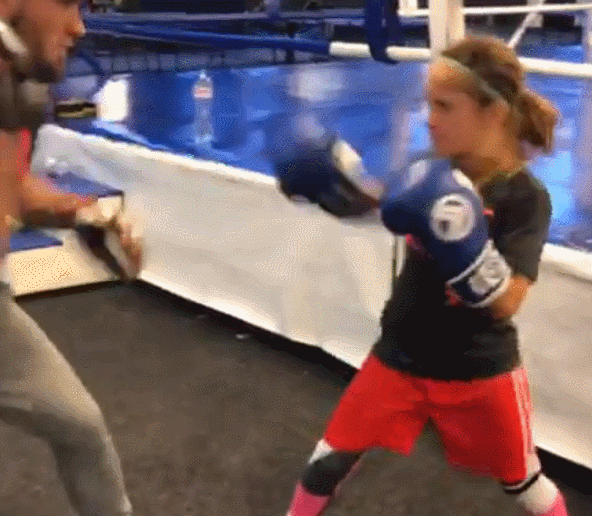 父亲是健身教练其10岁小女儿迷上拳击 33胜0负