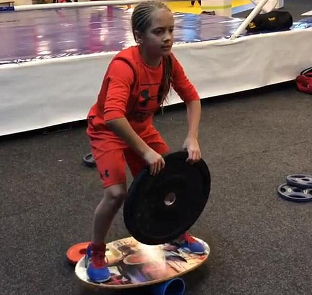 父亲是健身教练其10岁小女儿迷上拳击 33胜0负