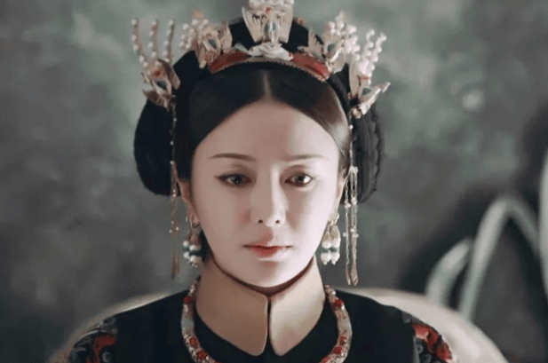 原创 一女子当上皇后,却对老宫女低声下气,据说忍了她有23年