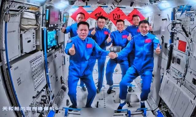 神十八在轨一个月,将为空间站安装防护装备,航天员能量餐相助