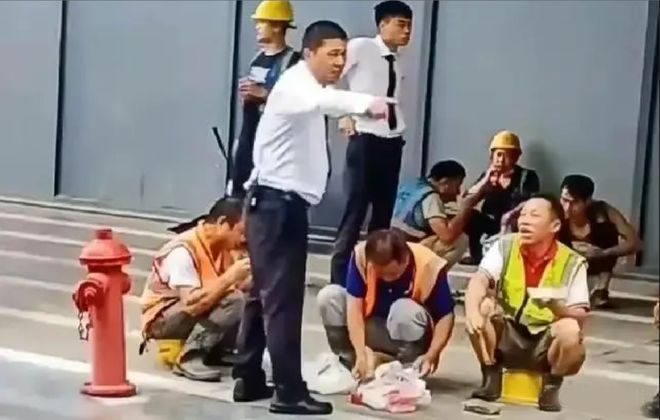 深圳农民工大厦门前躲雨吃饭被驱赶,保安被骂喊冤:地上都是油污