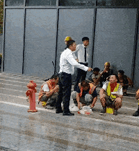 深圳农民工大厦门前躲雨吃饭被驱赶,保安被骂喊冤:地上都是油污