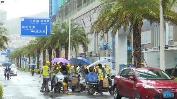 深圳农民工大厦门前躲雨吃饭被驱赶,保安被骂喊冤:地上都是油污
