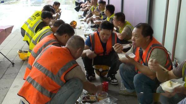 深圳农民工大厦门前躲雨吃饭被驱赶,保安被骂喊冤:地上都是油污