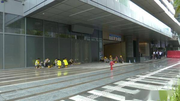深圳农民工大厦门前躲雨吃饭被驱赶,保安被骂喊冤:地上都是油污