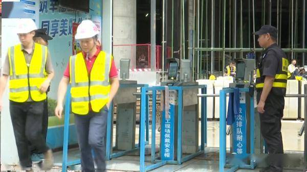 深圳农民工大厦门前躲雨吃饭被驱赶,保安被骂喊冤:地上都是油污