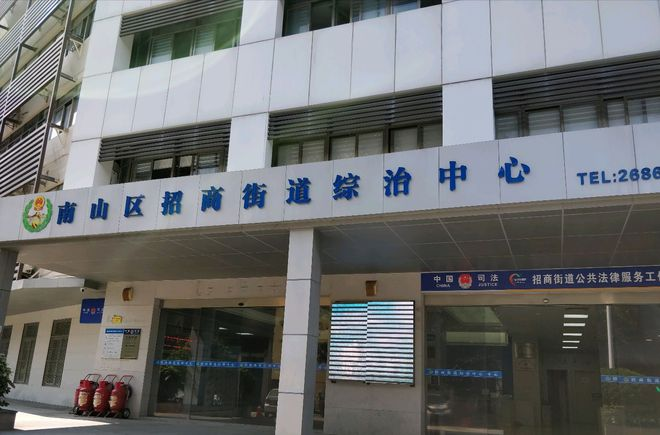 深圳农民工大厦门前躲雨吃饭被驱赶,保安被骂喊冤:地上都是油污