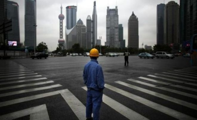 深圳农民工大厦门前躲雨吃饭被驱赶,保安被骂喊冤:地上都是油污