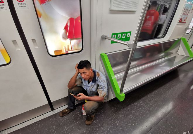 深圳农民工大厦门前躲雨吃饭被驱赶,保安被骂喊冤:地上都是油污