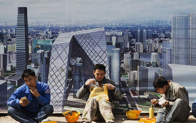 深圳农民工大厦门前躲雨吃饭被驱赶,保安被骂喊冤:地上都是油污