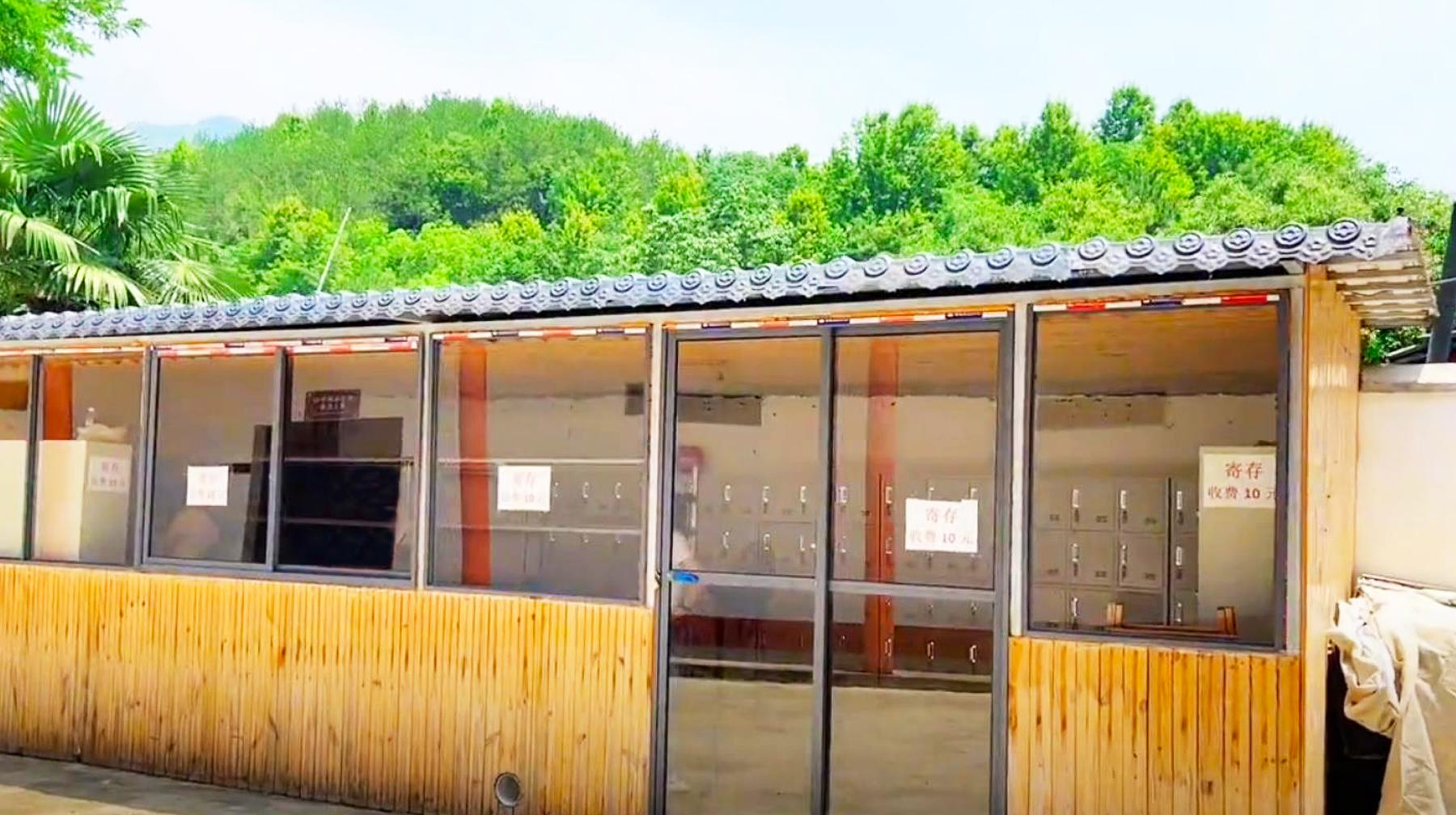 夏季到武汉黄陂大山里漂流,从高空玻璃栈道出发,穿越峡谷向前冲